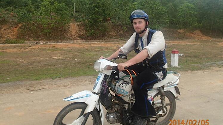 Mit einem alten Moped ging es durch Vietam.