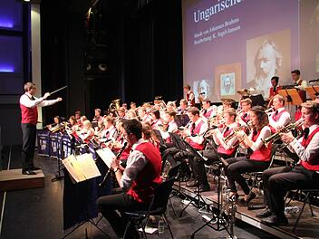 Mit dem trutzigen Marsch "Herzog von Braunschweig" eröffnete die Städtische Jugendkapelle das musikalische Programm. Foto: Sonny Adam