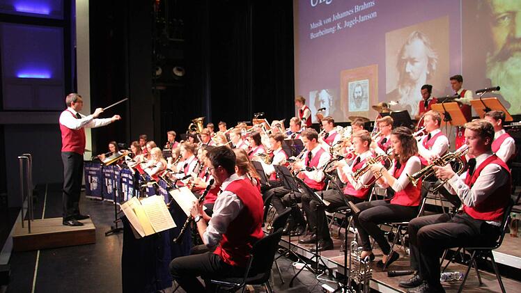 Mit dem trutzigen Marsch "Herzog von Braunschweig" eröffnete die Städtische Jugendkapelle das musikalische Programm. Foto: Sonny Adam