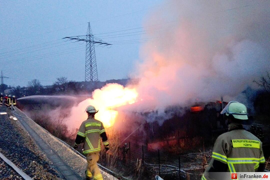 Lagerhalle bei Fürth brennt