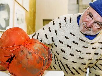Der Künstler Norbert Kleinlein mit seiner Skulptur "Broken Heart", die er aus verschiedenen Metallteilen zusammenmontiert hat  Foto: Matthias Hoch