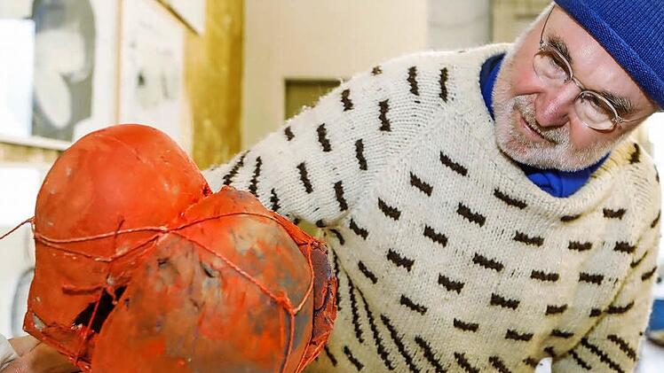 Der Künstler Norbert Kleinlein mit seiner Skulptur "Broken Heart", die er aus verschiedenen Metallteilen zusammenmontiert hat  Foto: Matthias Hoch