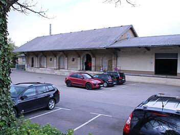 Die ehemalige Güterhalle am Haßfurter Bahnhof wird in eine Event-Gaststätte verwandelt. Im großen Gebäude (Mitte) entsteht der Gastraum mit einer großen Bar im Zentrum. Der kleinere Anbau (links) wird Büro, und die rechte Halle wird das Lager mit Kühlmöglichkeiten.  Fotos: Klaus Schmitt