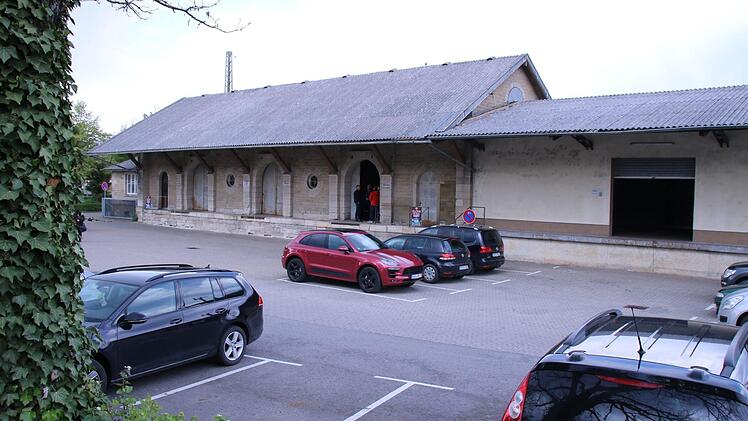 Die ehemalige Güterhalle am Haßfurter Bahnhof wird in eine Event-Gaststätte verwandelt. Im großen Gebäude (Mitte) entsteht der Gastraum mit einer großen Bar im Zentrum. Der kleinere Anbau (links) wird Büro, und die rechte Halle wird das Lager mit Kühlmöglichkeiten.  Fotos: Klaus Schmitt