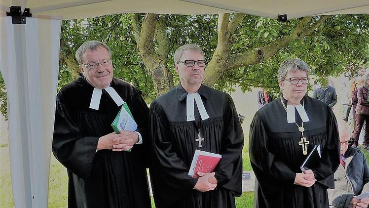 Den Gottesdienst zelebrierten (von links) Pfarrer Michael Foltin, Superintendent Wolfgang Krauß sowie Landesbischöfin Ilse Junkermann. Foto: Gerd Fleischmann
