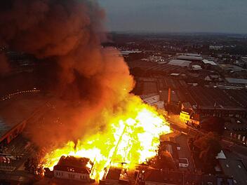 Einen Drohnenbild zeigt das Ausmaß der Rauchwolke. Foto: Sascha Rixkens/dpa