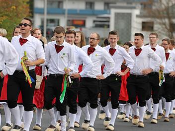 Die Kirmespaare mit ihren traditionellen Holzschuhen. Sebastian Schmitt
