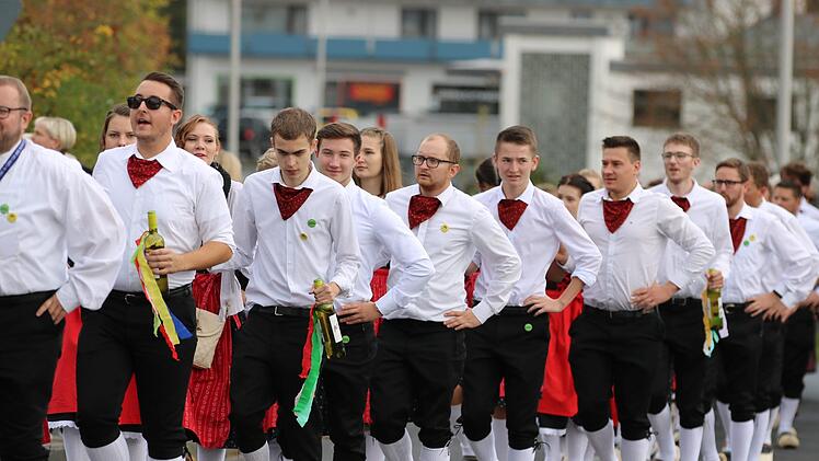 Die Kirmespaare mit ihren traditionellen Holzschuhen. Sebastian Schmitt