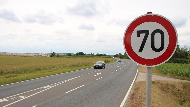 Erster Schritt könnte ein vorgeschaltetes Tempo 70 sein, wie hier auf der Staatsstraße am  südlichen  Ortsausgang von Adelsdorf.  Foto: Andreas Dorsch