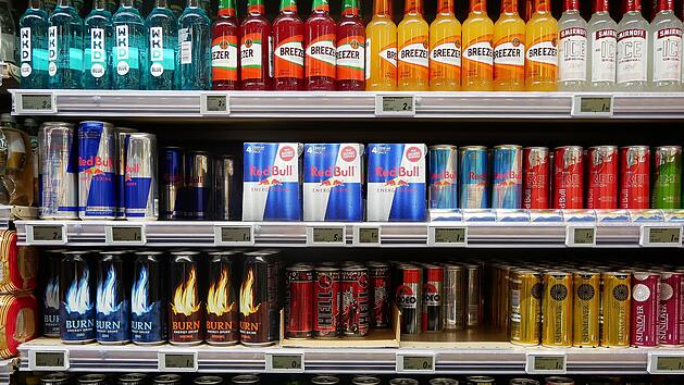 Energy Drinks sind auch für Kinder und Jugendliche leicht erhältlich.