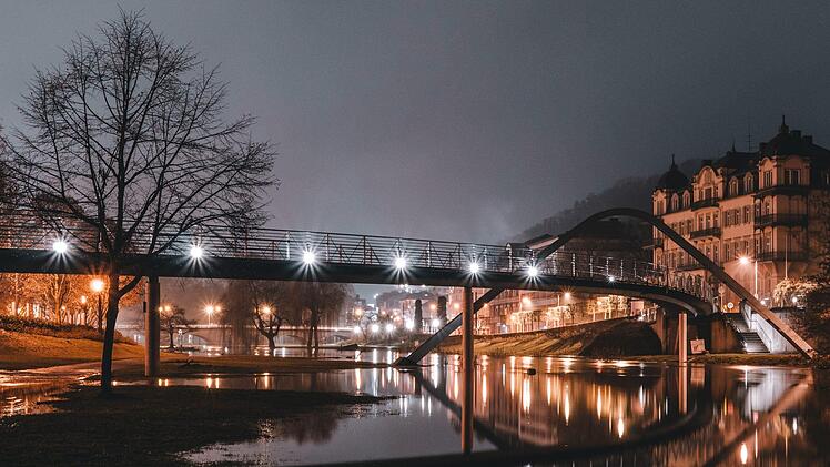 Das Sonntags-Hochwasser in Bad Kissingen bei Nacht. Foto: Maximilian Menz