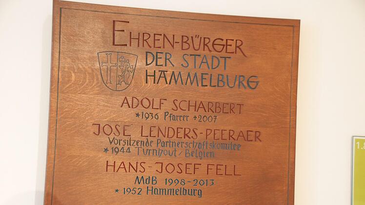 Auf einer Tafel im Rathaus sind die drei zuletzt ernannten Ehrenbürger der Stadt verewigt.