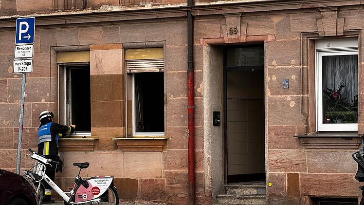 Nürnberg: Verpuffung in Wohnhaus: Zahlreiche Einsatzkräfte vor Ort