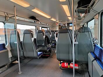 Zug, Eisenbahn, Abteil, Regionalexpress, Bahnhof