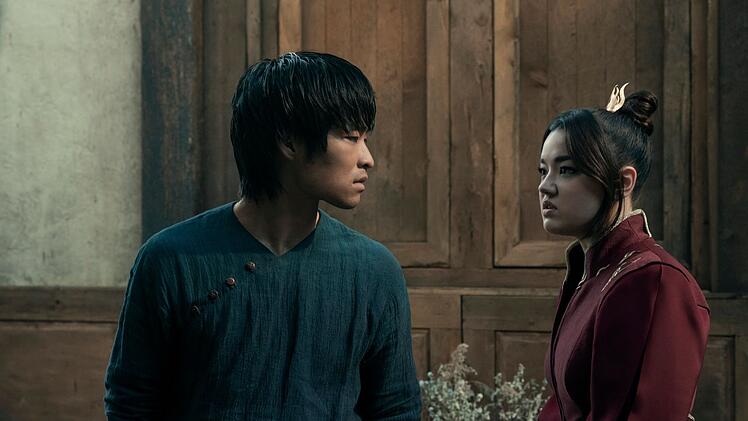 Feuerprinz Zuko (Dallas Lee) muss sich immer heftigeren Angriffen seiner Schwester Azula (Elizabeth Yu) erwehren.