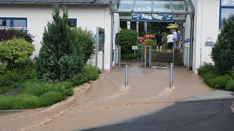 Die Fluten wälzten sich auch durch das Burgkunstadter Freibad. Fotos: Lutz Schneider