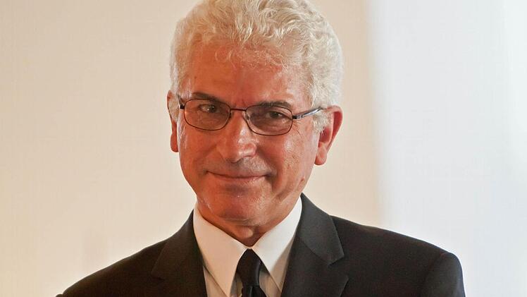 Der syrische Exil-Autor Nihad Siris zu Gast in Coburg. Bei einem Festakt wurde dem 1950 in Aleppo geborenen Schriftsteller der diesjähriger Rückert-Preis verliehen. Foto: Jochen Berger