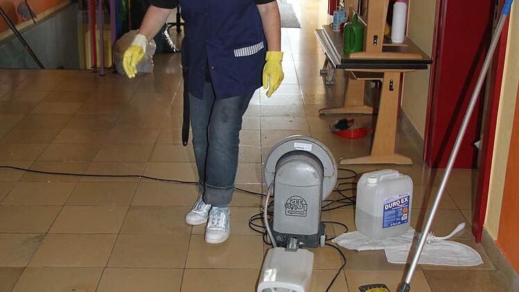 Ganz schön ins Schwitzen kommt Roswitha Schmidt an der Burghaiger Schule, denn in den Ferien werden alle Klassenzimmer ausgeräumt und grundgereinigt. Das heißt die Böden werden poliert. Ein Klassenzimmer wurde frisch gestrichen.