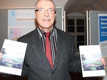 Rüdiger Barth mit den beiden Kulmbach-Bänden. Fotos: Jürgen Gärtner