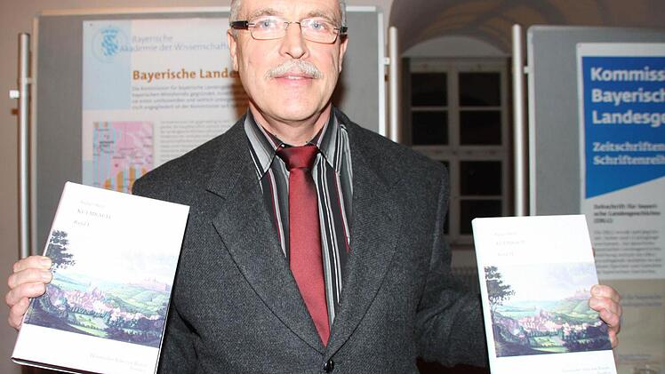 Rüdiger Barth mit den beiden Kulmbach-Bänden. Fotos: Jürgen Gärtner