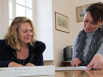 Kurdirektorin Andrea Schallenkammer (links) und Marketing-Chefin Bettina Lange begeben sich auf die Spuren der Geschichte des Staatsbades Bad Brückenau. Foto: Ulrike Müller