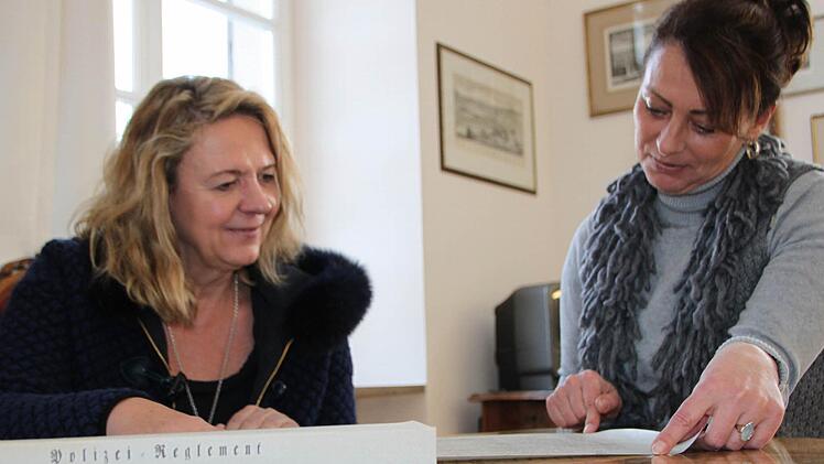 Kurdirektorin Andrea Schallenkammer (links) und Marketing-Chefin Bettina Lange begeben sich auf die Spuren der Geschichte des Staatsbades Bad Brückenau. Foto: Ulrike Müller