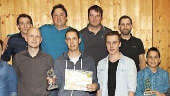 Vorsitzender Harald Schneider (rechts) ernannte bei der Hauptversammlung die 1. TT-Mannschaft zur Mannschaft des Jahres im TSV und zeichnete sie als Vereinsmeister aus.  Foto: Michael Stelzner