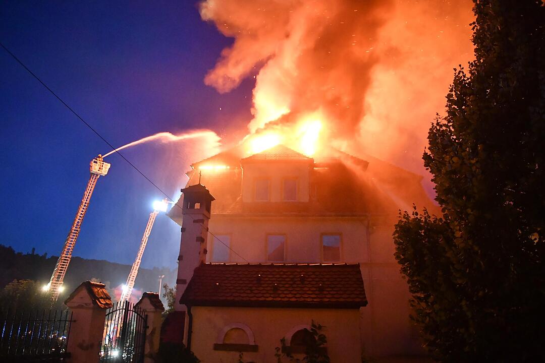 Großeinsatz in der Bamberger Altstadt: Dachstuhl am Jakobsplatz brennt
