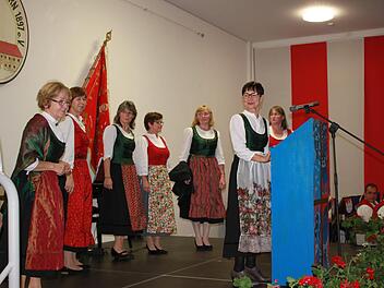 Die Modenschau  mit der Haßberge-Tracht  bereicherte die Festveranstaltung des Bürgervereins Ebern.Katharina Becht