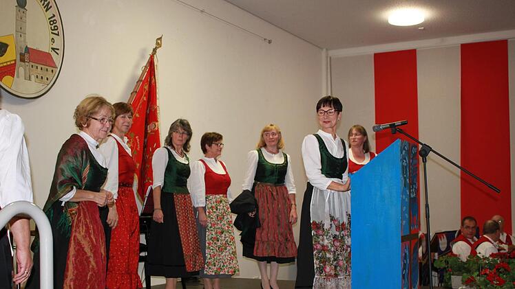 Die Modenschau  mit der Haßberge-Tracht  bereicherte die Festveranstaltung des Bürgervereins Ebern.Katharina Becht