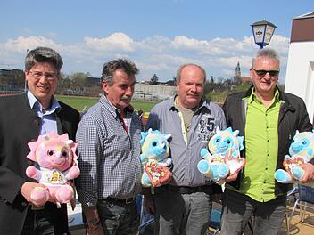 Zum Frühlingsfest laden ein (von links)  Andreas Leikeim vom Altenkunstadter Brauhaus Leikeim, Ralf Pazdera und Terry Fertsch von der Sektion Coburg des Süddeutschen Schaustellerverbandes sowie Festwirt Günther Bräutigam.  Martin Koch
