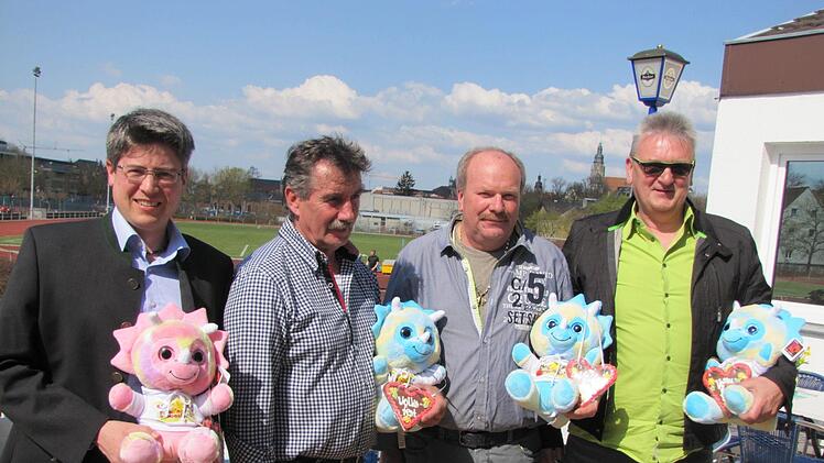 Zum Frühlingsfest laden ein (von links)  Andreas Leikeim vom Altenkunstadter Brauhaus Leikeim, Ralf Pazdera und Terry Fertsch von der Sektion Coburg des Süddeutschen Schaustellerverbandes sowie Festwirt Günther Bräutigam.  Martin Koch