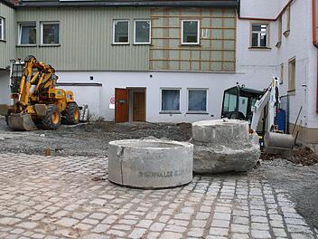 Mitarbeiter der Firma Hermann sind zur Zeit mit Erdarbeiten bescshäftigt.Foto: Katrin Geyer