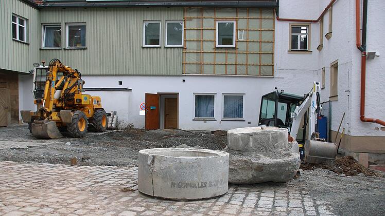 Mitarbeiter der Firma Hermann sind zur Zeit mit Erdarbeiten bescshäftigt.Foto: Katrin Geyer