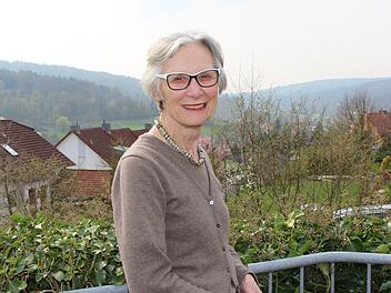 Mit Blick auf Bad Brückenau:  Der regionale Bezug ist Adelheid Zimmernann überaus wichtig. Foto: Julia Raab