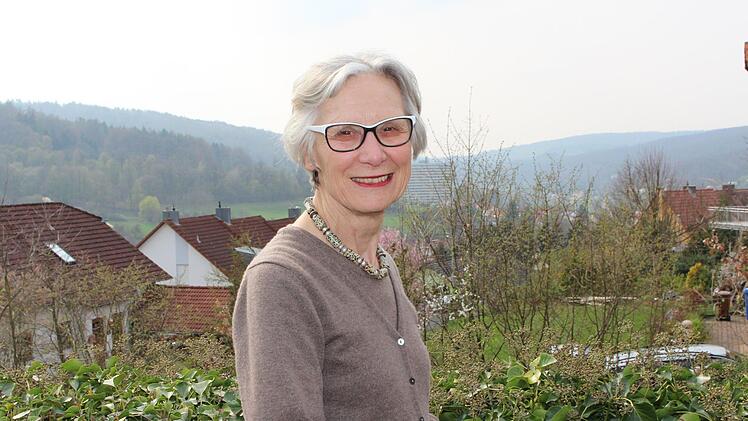 Mit Blick auf Bad Brückenau:  Der regionale Bezug ist Adelheid Zimmernann überaus wichtig. Foto: Julia Raab