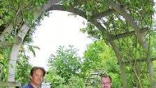 Hereinspaziert in den Obstlehrgarten, sagen Landrat Sebastian Straubel und Geschäftsführer Thomas Neder.  Foto: Thomas Neder