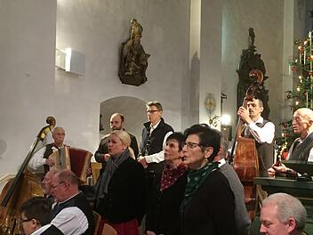 Unter anderem "Zsomm gsunge" und das "Feuerbergquintett" begeisterten in der Klosterkirche auf dem Kreuzberg. Foto: Regina Rinke