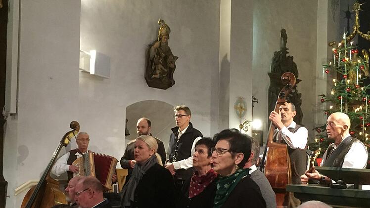 Unter anderem "Zsomm gsunge" und das "Feuerbergquintett" begeisterten in der Klosterkirche auf dem Kreuzberg. Foto: Regina Rinke