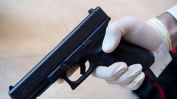 Polizei stoppt Wagen: In dem Auto fanden die Beamten eine Spielzeugpistole, die einer echten Schusswaffe äußerst ähnlich sah. Symbolfoto: Sven Hoppe/dpa