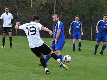 Ausnahmsweise mal eine defensive Rolle hat Sulzthals Tim Eckert in dieser Szene übernommen gegen Moritz Kugler von der SG Reiterswiesen. Mit Erfolg, denn die drei Punkte blieben beim VfR. Foto: Hopf
