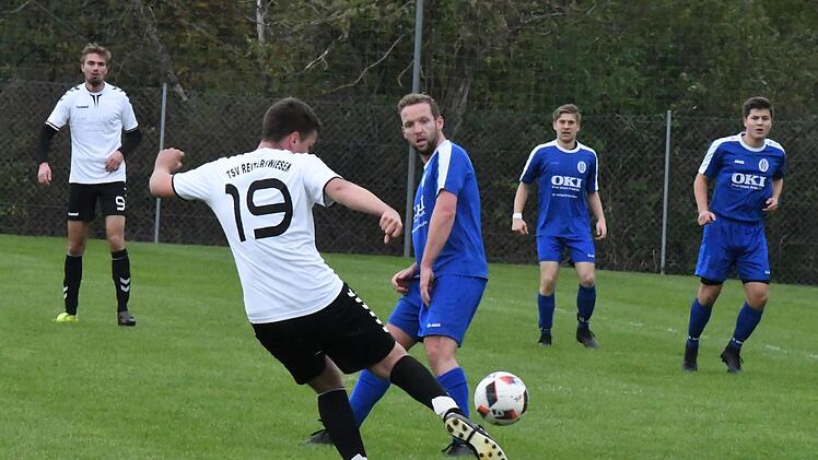 Ausnahmsweise mal eine defensive Rolle hat Sulzthals Tim Eckert in dieser Szene übernommen gegen Moritz Kugler von der SG Reiterswiesen. Mit Erfolg, denn die drei Punkte blieben beim VfR. Foto: Hopf