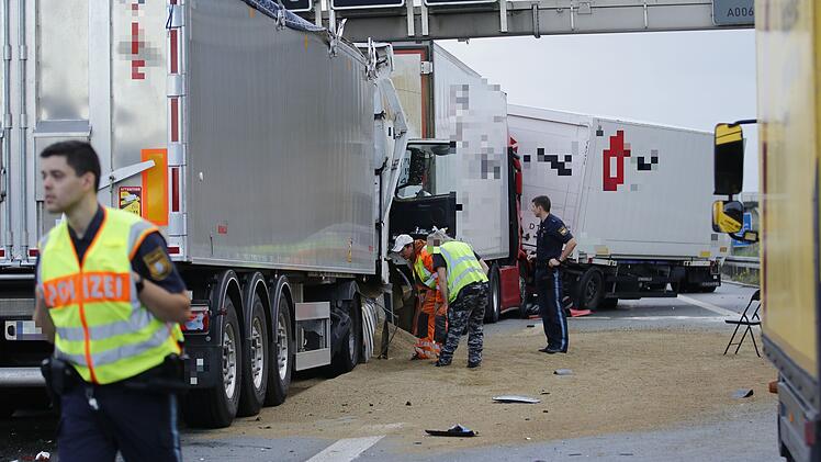 Stau auf A6 bei N&uuml;rnberg: Unfall mit drei Lastwagen