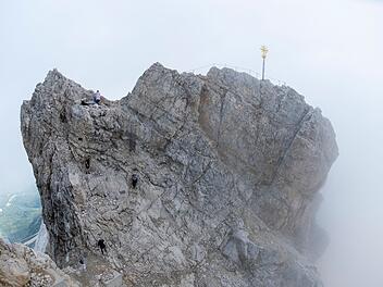 Präsentation zweites Gipfelkreuz auf der Zugspitze