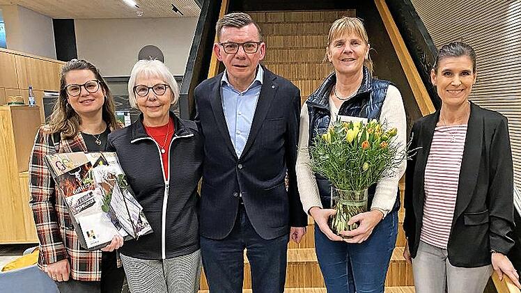 Sie freuen sich bei der Preis&uuml;bergabe (von links) Julia Keidel (VWS), Wilma Bindrum (1. Preis), 1. B&uuml;rgermeister Armin Warmuth, Christine M&auml;nluft (2. Preis) und Daniela Schorn (VWS).