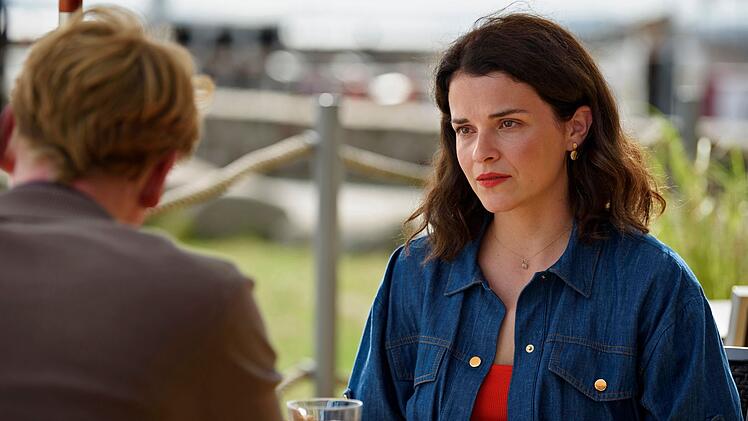 Sophie Trafeur (Maxine Kazis) macht sich gro&szlig;e Sorgen um Kai Kaminski (Lukas Zumbrock).