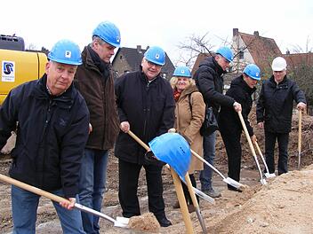 Vertreter der Gemeinde und der am Bau beteiligten beim ersten Spatenstich für die Erschließungarbeiten im Baugebiet Zeckern-Mitte Fotos: Mona Lisa Eigenfeld