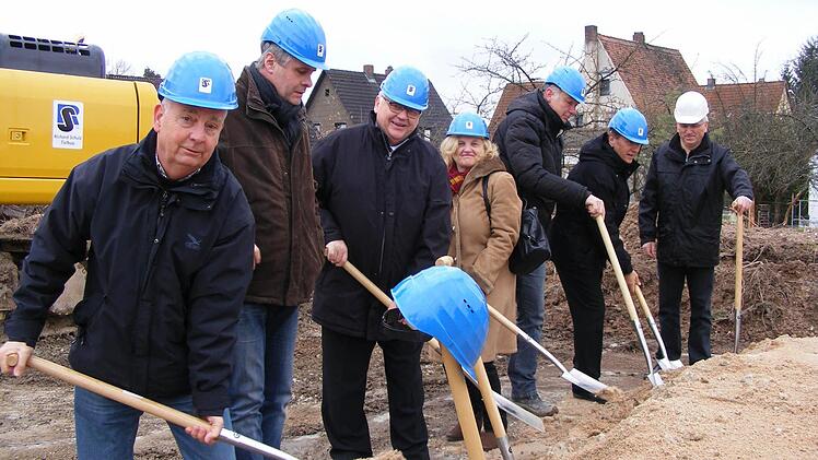 Vertreter der Gemeinde und der am Bau beteiligten beim ersten Spatenstich für die Erschließungarbeiten im Baugebiet Zeckern-Mitte Fotos: Mona Lisa Eigenfeld