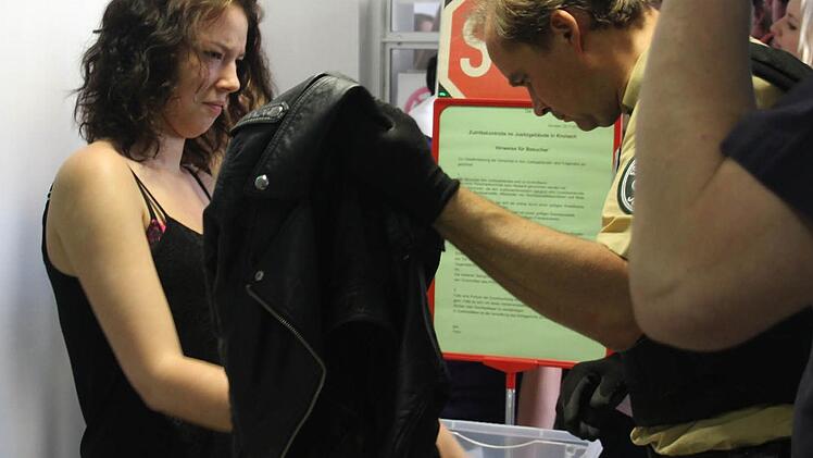 Vor dem Durchschreiten des Metalldetektors gaben die Besucher Jacken und diverse Gegenstände am Kontrollpunkt ab. Foto: Marco Meißner