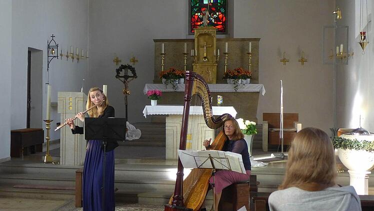 Daniela Koch (Soloflöte) und Rosemarie Schmid (Harfe)  Foto: Sabine Meißner